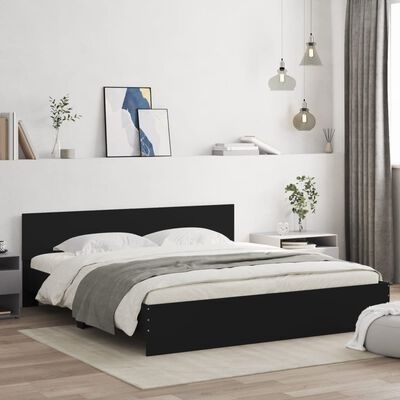 Cama de madeira preta num quarto moderno com roupa de cama branca e manta cinza, tapete bege e decoração minimalista