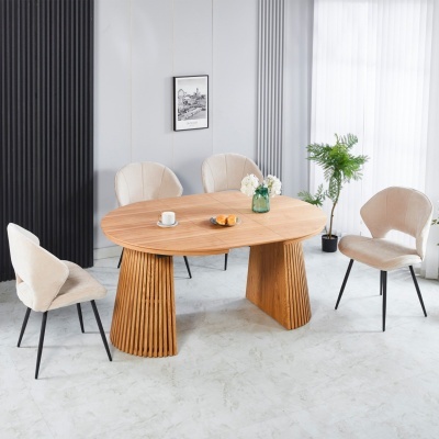 Mesa de jantar oval em madeira clara com quatro cadeiras estofadas bege em ambiente interior moderno