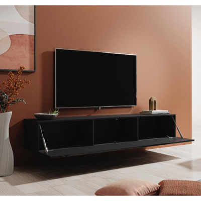 Móvel suspenso preto com televisão na parede e vaso com flores secas