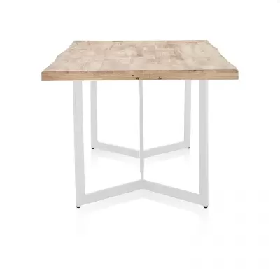 Mesa de jantar quadrada com tampo de madeira e pernas metálicas brancas em X