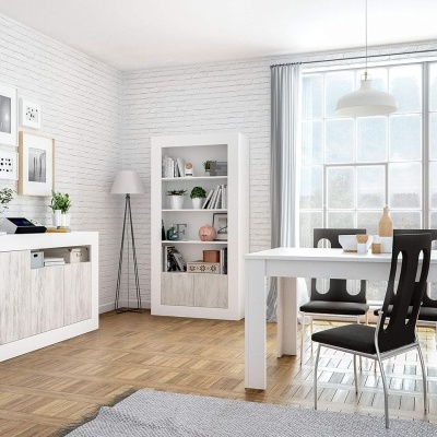 Sala de jantar com mesa e cadeiras, estante e parede de tijolo branco