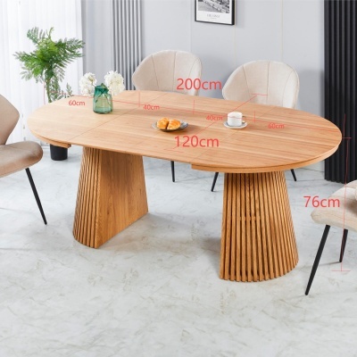 Mesa oval de madeira clara com pés ripados em sala com cadeiras estofadas e jarros decorativos