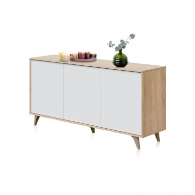 Aparador madeira clara com portas brancas e decoração de velas e vaso verde.