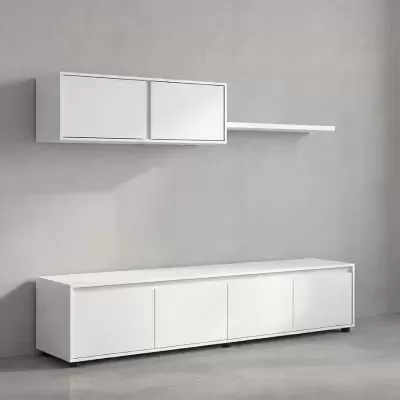 Conjunto de móveis de sala branco em madeira lacada numa parede cinza.