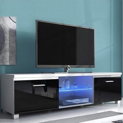 Móvel de TV moderno em branco e preto com iluminação azul e televisão em cima