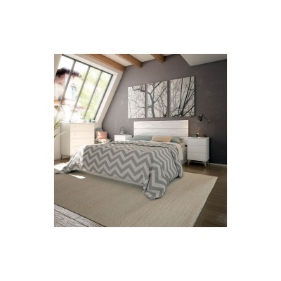 Quarto com cama de madeira clara, colcha cinza com padrão zig-zag e três quadros de árvores na parede cinza