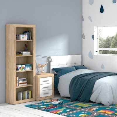 Quarto com cama, mesa de cabeceira, estante de madeira e carpete colorida