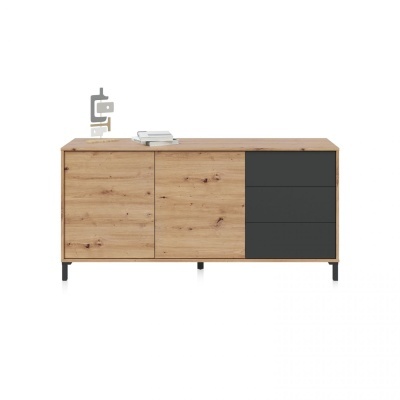 Móvel de madeira clara com portas e gavetas cinzentas