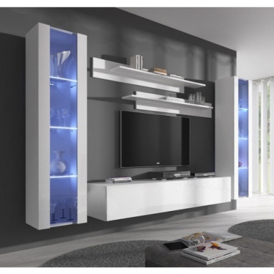 Móvel moderno com vitrines iluminadas, TV montada e prateleiras na sala de estar