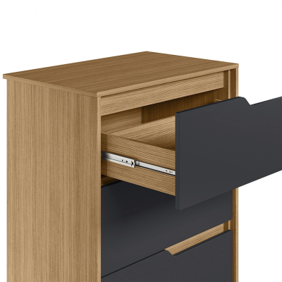 Móvel de gavetas em madeira castanho claro com frentes pretas e gaveta aberta