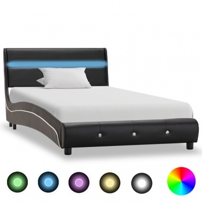 Cama preta com LED colorido e colchão branco