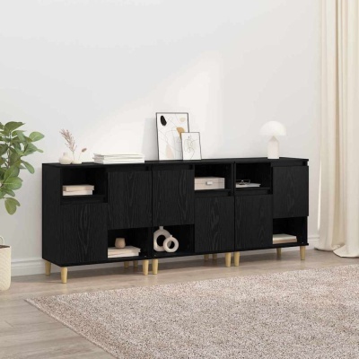 Móvel preto de madeira com portas e nichos, pés de madeira clara, decorado num ambiente interior com piso de madeira, tapete cinza e cortinas claras