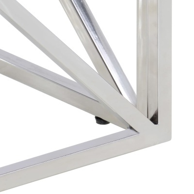 Estrutura metálica prateada com barras e suporte preto