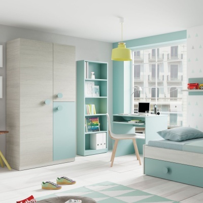 Quarto infantil com móveis em madeira clara e azul claro, candeeiro amarelo e grande janela