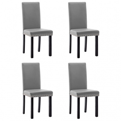 Conjunto de quatro cadeiras estofadas cinza com pernas pretas e tachas metálicas