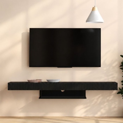 Televisor na parede com móvel suspenso e candeeiro de teto