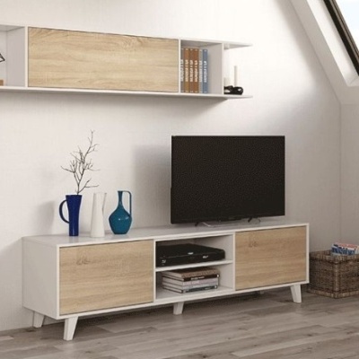 Móvel de sala em branco e madeira natural com televisão, vasos decorativos e estante suspensa