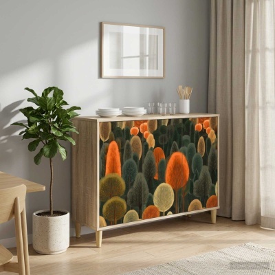 Aparador de madeira clara com portas decoradas com padrão colorido de árvores e planta ao lado em vaso branco