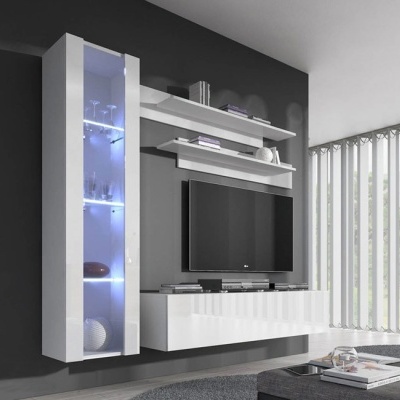 Móvel modular branco com prateleiras, armário de vidro iluminado, TV montada em parede preta numa sala moderna