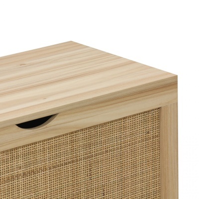 Móvel de madeira clara com porta de palhinha entrelaçada