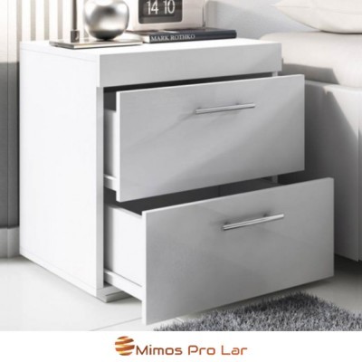 Criado-mudo branco com duas gavetas ao lado de sofá cinza.