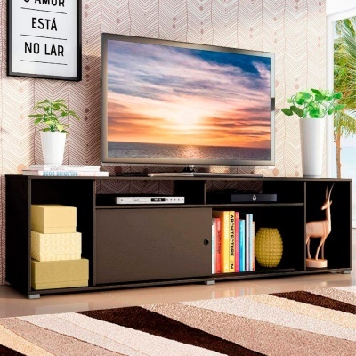 Móvel de TV em madeira escura com decoração e plantas