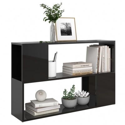 Prateleira preta com livros, plantas, vaso transparente e moldura dourada