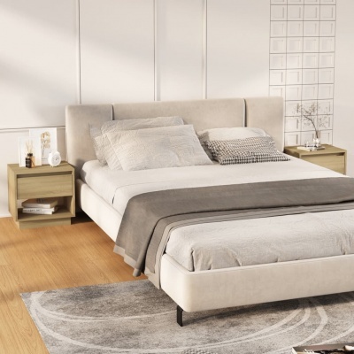 Cama estofada bege com roupa de cama cinzenta, mesas de cabeceira em madeira e tapete cinzento