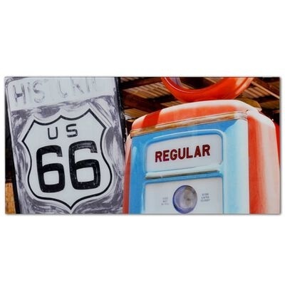 Cartaz da estrada US 66 e bomba de gasolina vintage azul, branco e vermelho com a palavra REGULAR