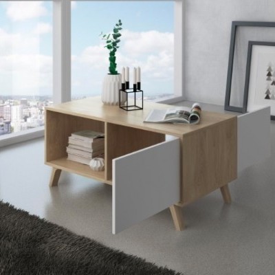 Mesa de centro em madeira clara com portas brancas e decoração moderna num ambiente luminoso