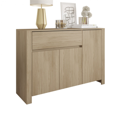 Aparador de madeira clara com abajur, livros, porta-retratos e vaso decorativo