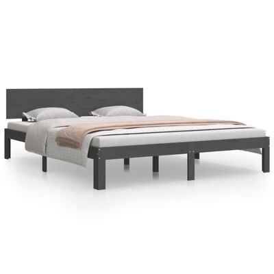 Cama de solteiro em madeira cinzenta com colchão branco, almofadas cinzentas e manta cor de rosa claro