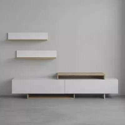 Móvel de sala moderno branco e madeira clara contra parede cinza