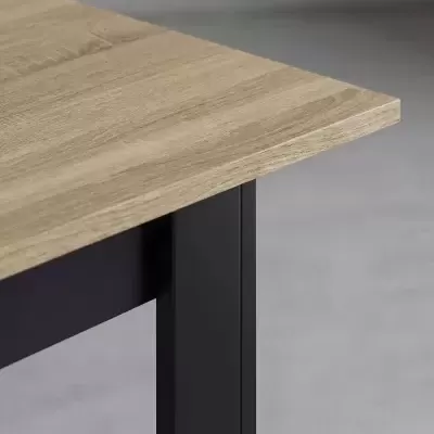 Tampo de mesa em madeira clara com pernas de metal preto