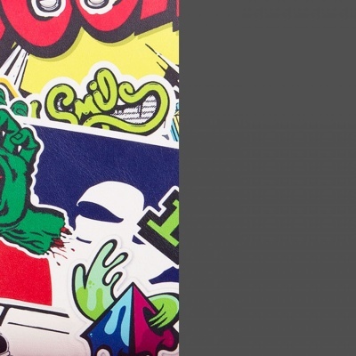 Padrão gráfico colorido em t-shirt com elementos como mão verde, palavra 'Smile' e formas abstratas em várias cores.