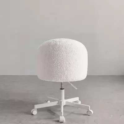 Cadeira giratória branca estofada com textura felpuda em fundo cinzento