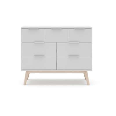 Cómoda branca com seis gavetas e pés de madeira clara