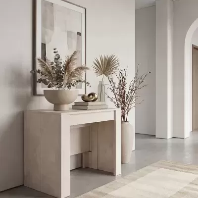 Aparador bege claro com decoração de vasos e quadro abstrato numa sala clara e minimalista