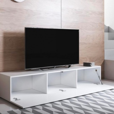 Móvel branco para televisão com três compartimentos abertos e televisão de ecrã plano preta