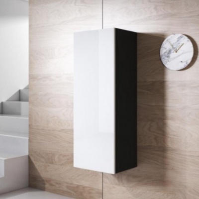 Armário suspenso branco e preto numa parede de madeira clara, próximo a escada branca e relógio de parede de mármore.