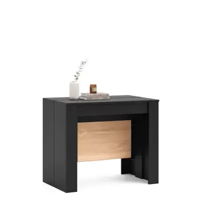 Mesa de apoio preta com painel de madeira clara decorada com vaso branco, livros DESIGN BOOK e vela âmbar.