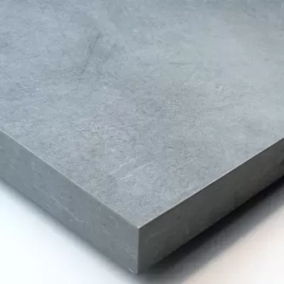 Placa cinza clara com textura lisa