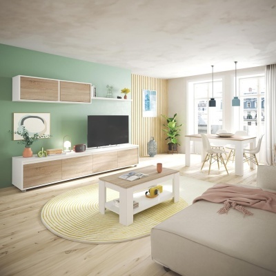 Sala de estar moderna com móveis brancos e madeiras claras, parede verde, sofá bege e mesa de jantar junto a janelas