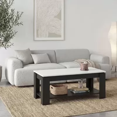 Sala de estar com mesa de centro em madeira, sofá cinza e decoração minimalista