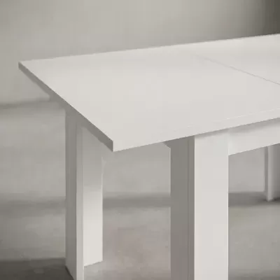 Mesa retangular branca com tampo liso e pernas quadradas