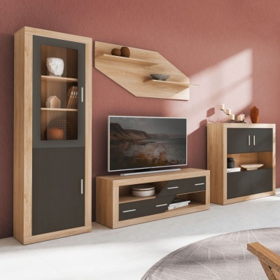 Conjunto de mobiliário de sala em madeira clara e cinzento escuro com vitrina, estante suspensa, móvel para TV e armário, decorado