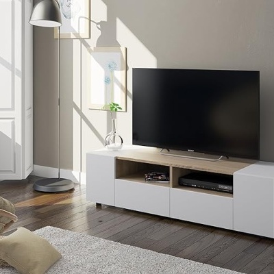 Sala com aparador branco, televisão preta, luminária cinza e tapete cinza claro