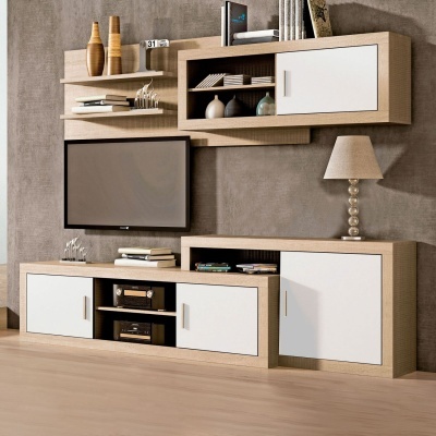 Móvel para TV em madeira clara com portas brancas, televisão e decoração moderna