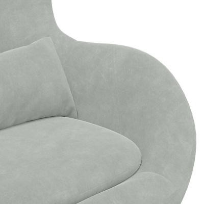 Cadeira cinzenta clara com almofada e design arredondado