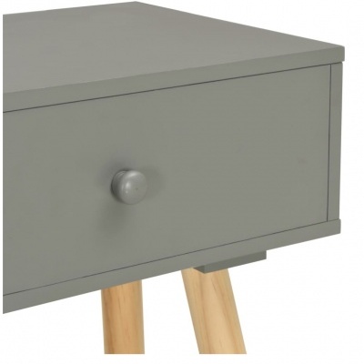 Mesa de cabeceira cinza com puxador redondo e pernas de madeira clara